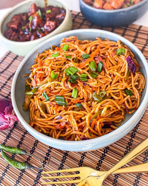 Veg Schezwan Garlic Noodles (Deep Jyoti)