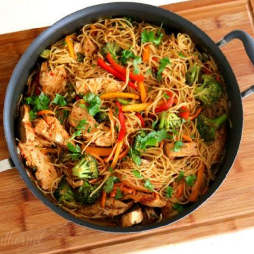 Schezwan chicken noodles (Street and straw)