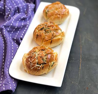 Garlic cross cut cheese Bun   [The Kulhar Chuski]