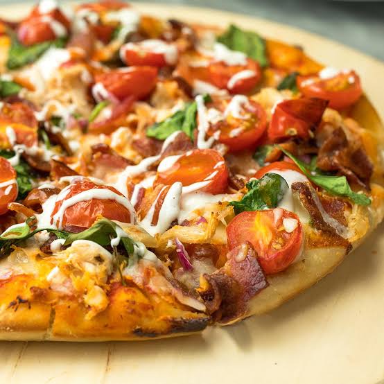 Hot & spicy chicken pizza (Medium 6 slices)  [street and straw]